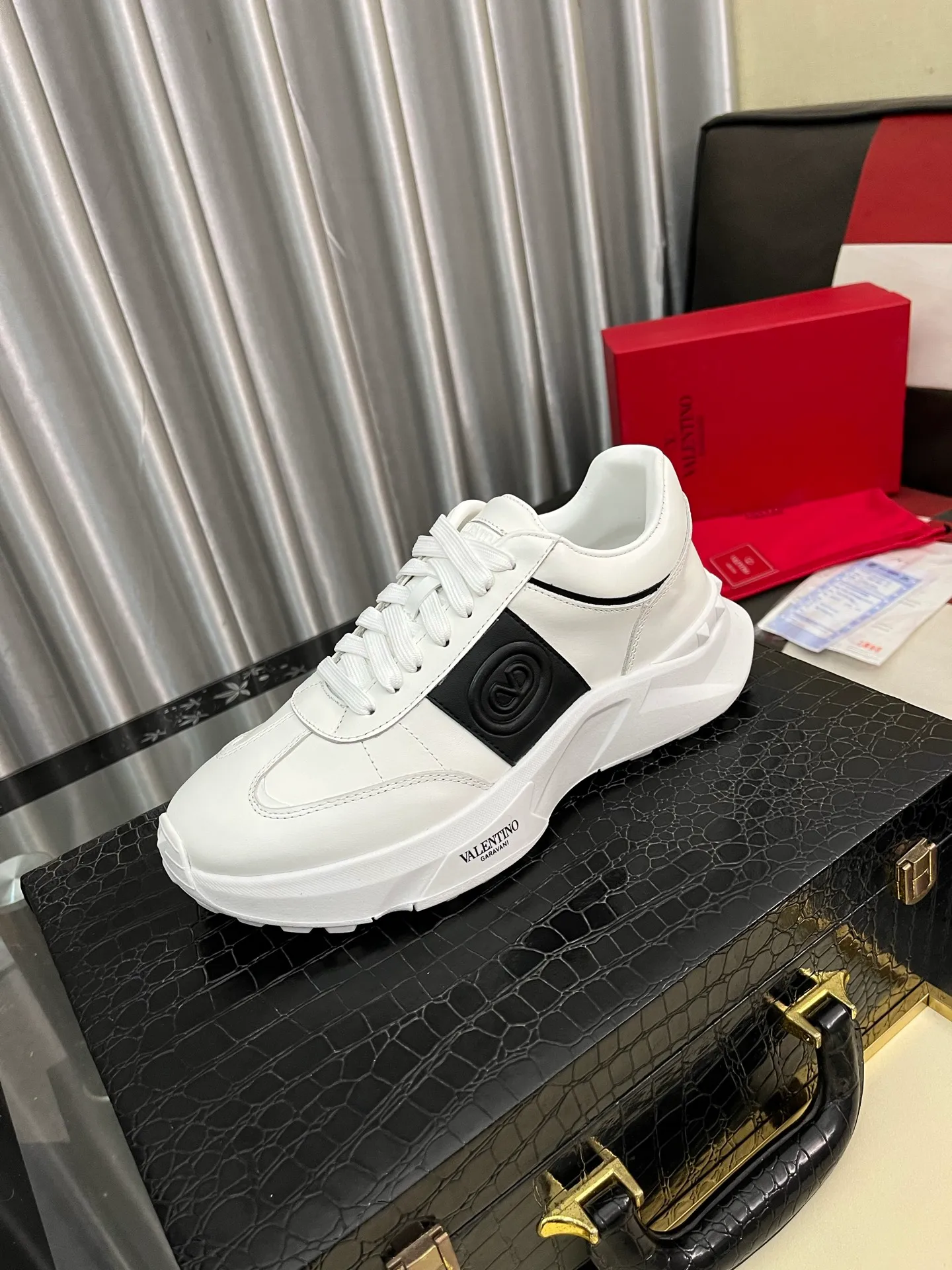 Men's shoes 💰480⌚️⌚️ VALENTINO Valentino's 2024 ss spring and summer new hot casual sports shoes, imported elastic fabric upper ➕The heel is Warren's exclusive rivet shape. The whole is very representative, the combined outsole is really easy to wear and very comfortable on the foot ~ Comes with **4 cm, classic, comfortable and versatile! Size: 38-442️⃣Colors available